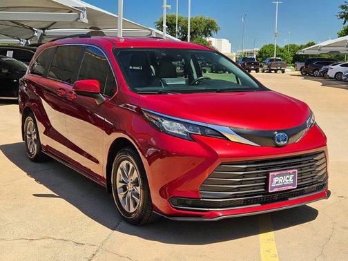 2023 Toyota Sienna LE