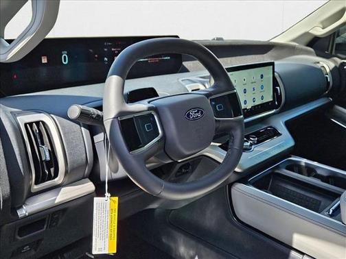Star White Metallic Tri-Coat 2025 Ford Expedition Active