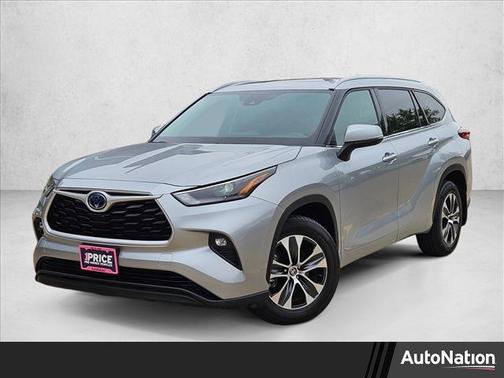 Celestial Silver Metallic 2022 Toyota Highlander Hybrid XLE
