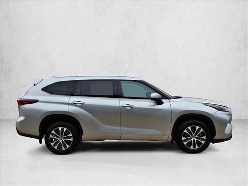 Celestial Silver Metallic 2022 Toyota Highlander Hybrid XLE