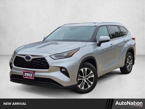 Celestial Silver Metallic 2022 Toyota Highlander Hybrid XLE