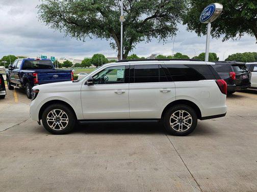 Star White Metallic Tri-Coat 2026 Ford Expedition Active