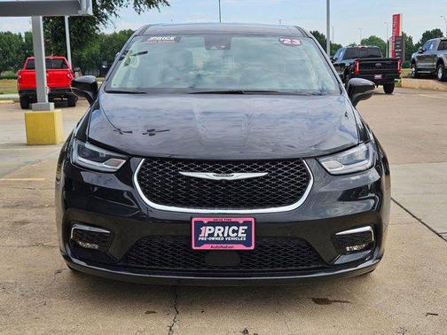 Brilliant Black Crystal Pearlcoat 2023 Chrysler Pacifica Hybrid Touring L
