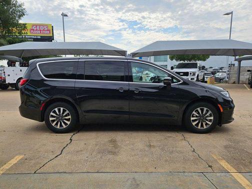 Brilliant Black Crystal Pearlcoat 2023 Chrysler Pacifica Hybrid Touring L