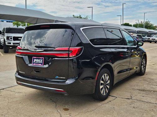 Brilliant Black Crystal Pearlcoat 2023 Chrysler Pacifica Hybrid Touring L