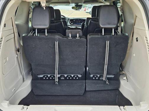 Brilliant Black Crystal Pearlcoat 2023 Chrysler Pacifica Hybrid Touring L