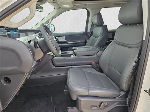 Star White Metallic Tri-Coat 2026 Ford Expedition Max Active 4x4