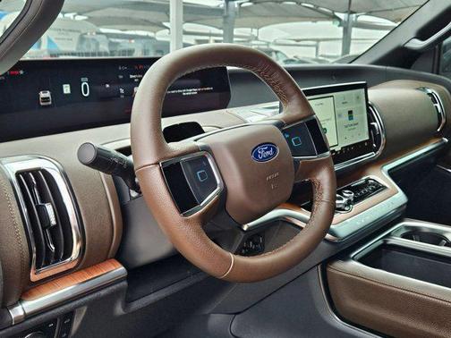 Star White Metallic Tri-Coat 2026 Ford Expedition King Ranch