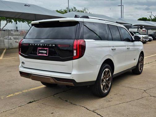 Star White Metallic Tri-Coat 2026 Ford Expedition King Ranch