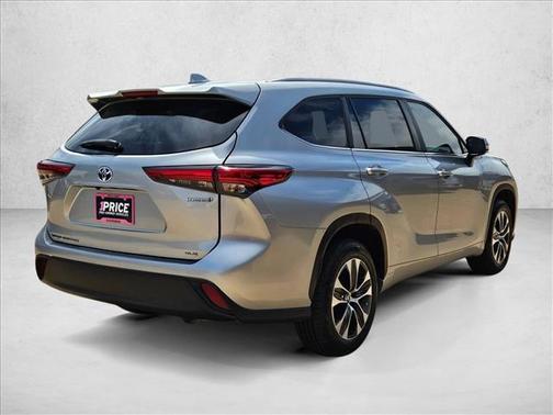 Celestial Silver Metallic 2023 Toyota Highlander Hybrid XLE