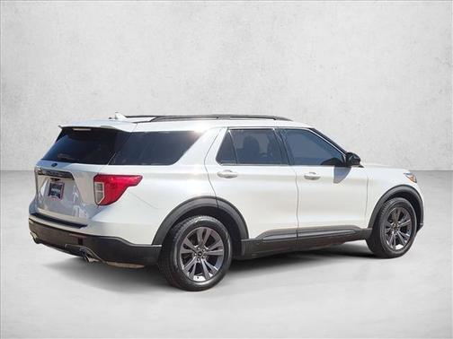 Star White Metallic Tri-Coat 2022 Ford Explorer XLT