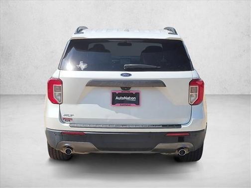 White 2022 Ford Explorer XLT