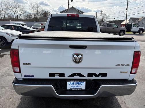 Bright White Clearcoat 2018 RAM 1500 SLT