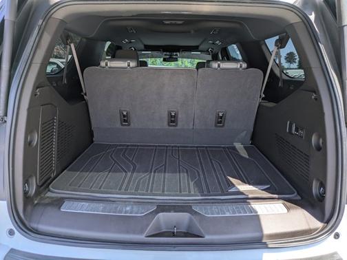 Summit White 2022 Chevrolet Suburban Z71