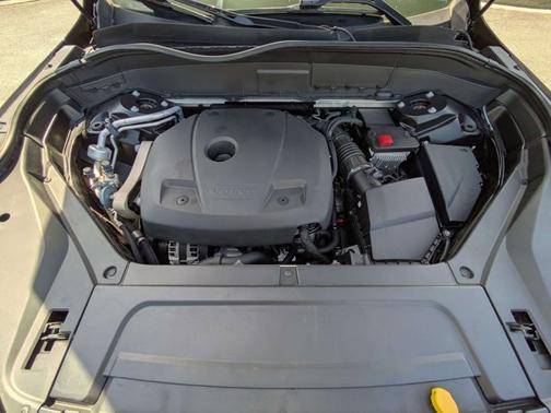 Black 2021 Volvo XC90 T6 MOMENTUM 7 PASSENGER