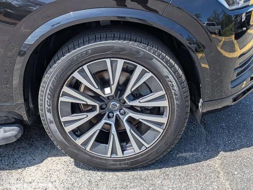 Black 2021 Volvo XC90 T6 MOMENTUM 7 PASSENGER