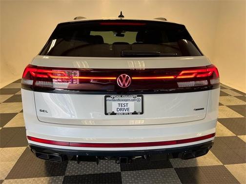 2025 Volkswagen Atlas Cross Sport 2.0T SEL R-Line Black