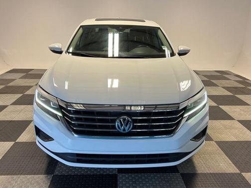 Pure White 2022 Volkswagen Passat 2.0T SE