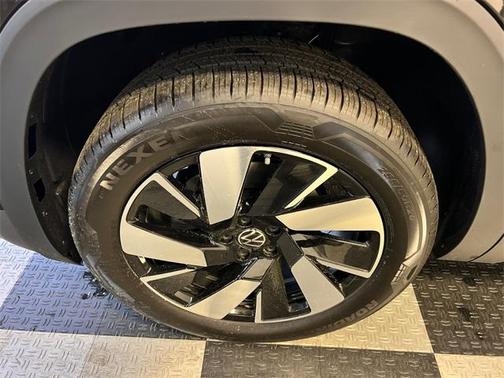 2025 Volkswagen Atlas Cross Sport 2.0T SE w/Technology