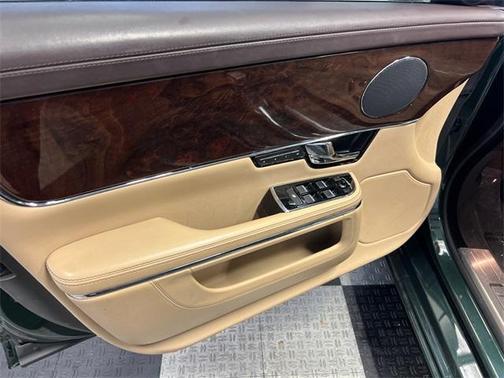 2012 Jaguar XJ Base