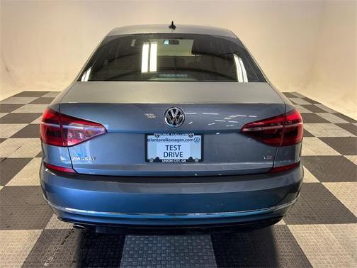2018 Volkswagen Passat 2.0T R-Line