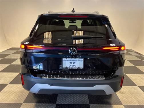 2025 Volkswagen Tiguan 2.0T SE