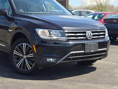 Deep Black Pearl Effect 2018 Volkswagen Tiguan 2.0T SEL
