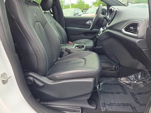 Bright White Clearcoat 2024 Chrysler Pacifica Hybrid Select