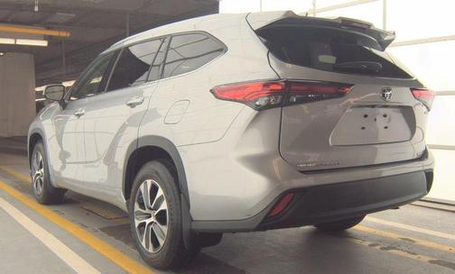 Celestial Silver Metallic 2022 Toyota Highlander Hybrid XLE