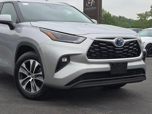 Celestial Silver Metallic 2022 Toyota Highlander Hybrid XLE
