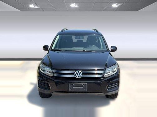 Deep Black Pearl Effect 2017 Volkswagen Tiguan Limited 2.0T