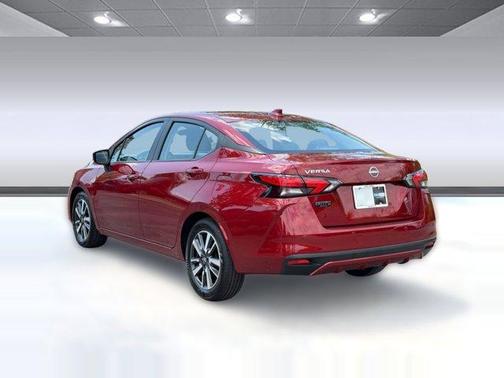 Scarlet Ember 2025 Nissan Versa 1.6 SV