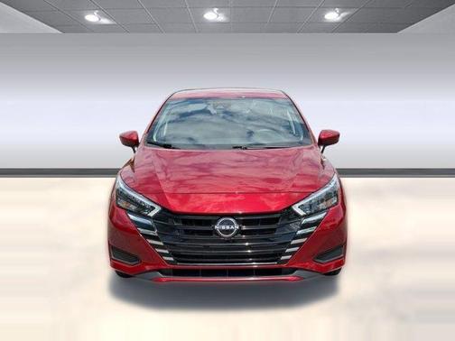 Scarlet Ember 2025 Nissan Versa 1.6 SV