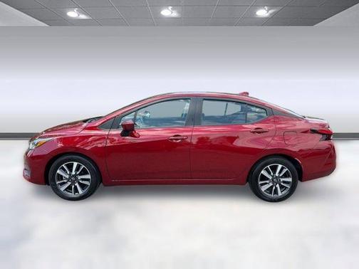 Scarlet Ember 2025 Nissan Versa 1.6 SV