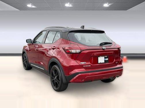 2 Tone Red / Black 2023 Nissan Kicks SR