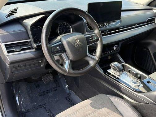 White Diamond 2025 Mitsubishi Outlander SE