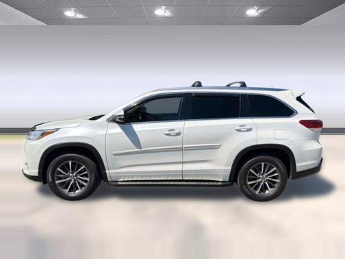 White 2018 Toyota Highlander XLE
