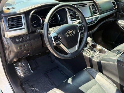 White 2018 Toyota Highlander XLE