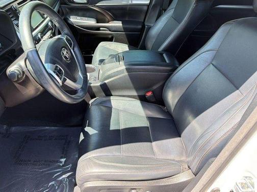 White 2018 Toyota Highlander XLE