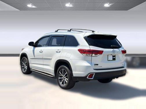 White 2018 Toyota Highlander XLE