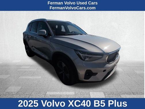 2025 Volvo XC40 B5 Plus Bright Theme
