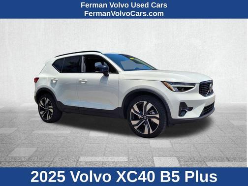2025 Volvo XC40 B5 Plus Dark Theme