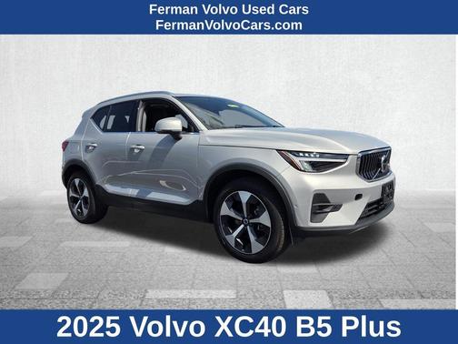 2025 Volvo XC40 B5 Plus Bright Theme
