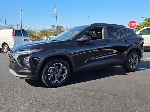 Mosaic Black Metallic 2024 Chevrolet Trax LT