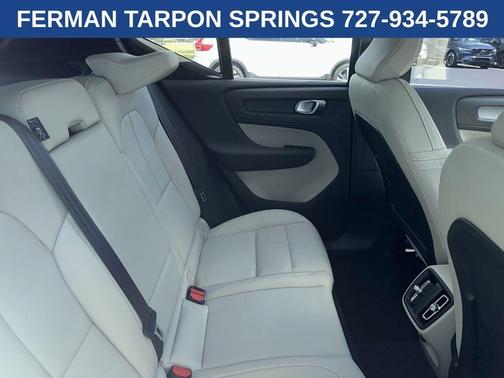 Gray Metallic 2022 Volvo XC40 T4 Inscription