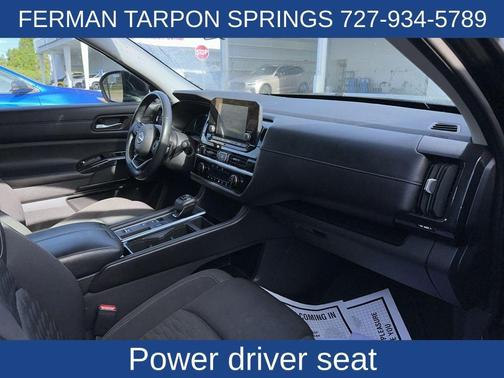 2022 Nissan Pathfinder SV