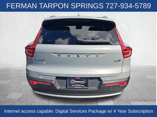 2025 Volvo XC40 B5 Core Bright Theme