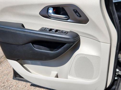 2023 Chrysler Pacifica Touring-L