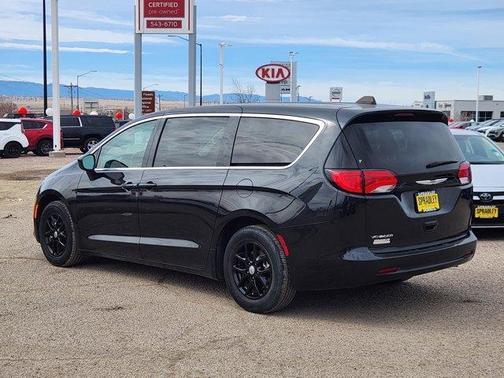 2023 Chrysler Voyager LX