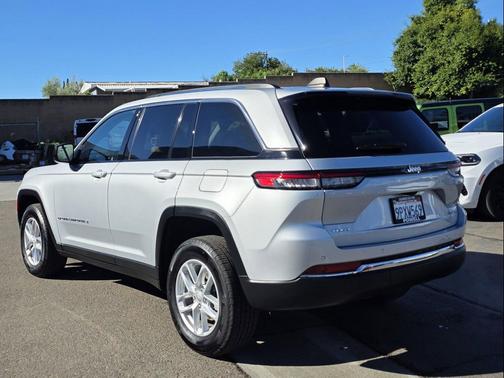 2024 Jeep Grand Cherokee Laredo
